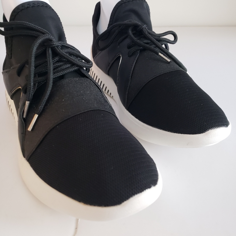 A New Day Black and White Men's Shoes With Gold Deco On Sides Size 11